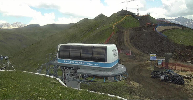 Webcam Pozza di Fassa-Aloch-Buffaure  - Pala del Geiger, sullo sfondo il Pordoi