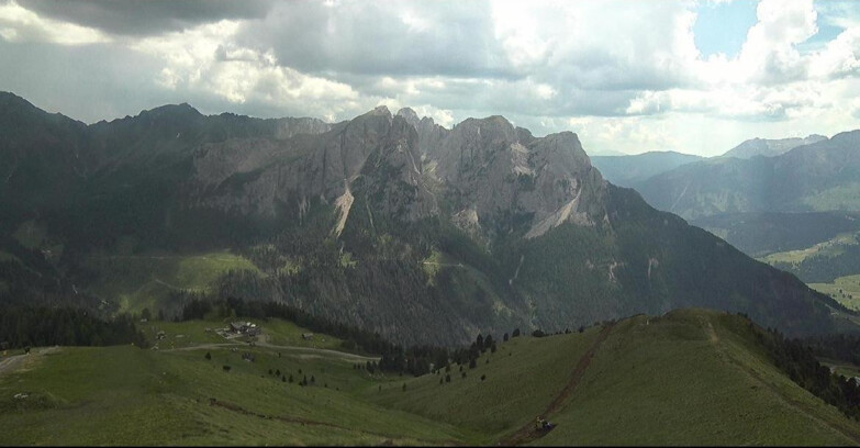 Webcam Pozza di Fassa-Aloch-Buffaure  - Pala del Geiger, sullo sfondo il Pordoi