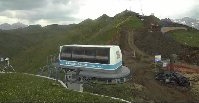 Webcam Pozza di Fassa-Aloch-Buffaure  - Pala del Geiger, sullo sfondo il Pordoi