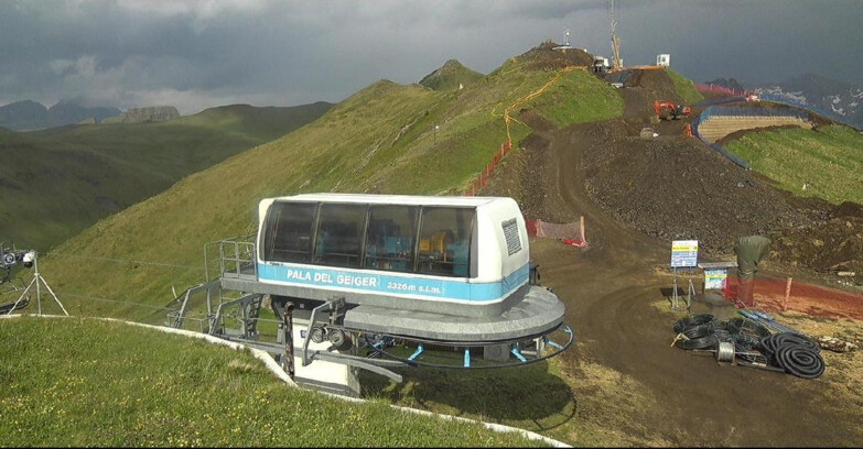 Webcam Pozza di Fassa-Aloch-Buffaure  - Pala del Geiger, sullo sfondo il Pordoi