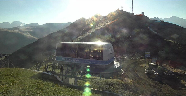 Webcam Pozza di Fassa-Aloch-Buffaure  - Pala del Geiger, sullo sfondo il Pordoi