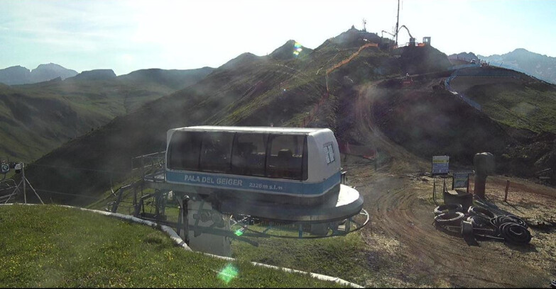 Webcam Pozza di Fassa-Aloch-Buffaure  - Pala del Geiger, sullo sfondo il Pordoi