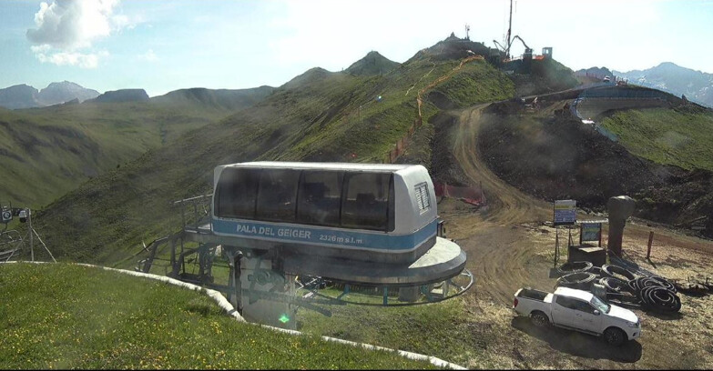 Webcam Pozza di Fassa-Aloch-Buffaure  - Pala del Geiger, sullo sfondo il Pordoi