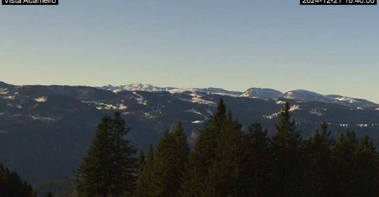 Webcam Ski Area Lavarone  - View on Ghiacciaio Adamello 