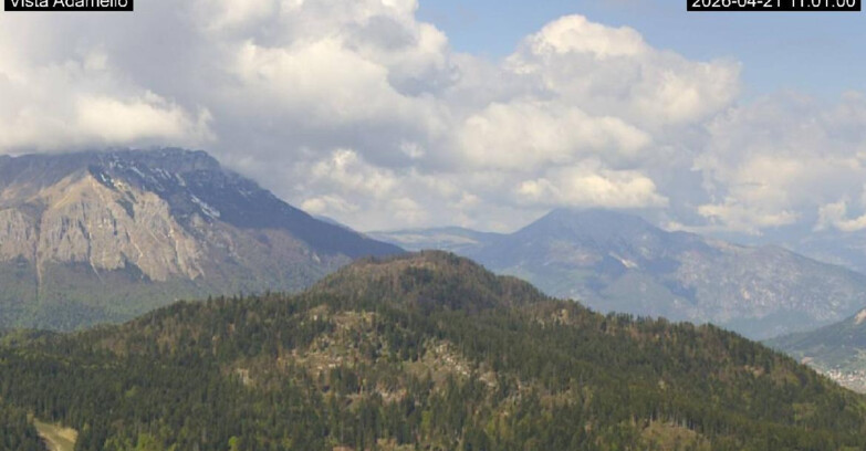 Webcam Ski Area Lavarone  - View on Ghiacciaio Adamello 