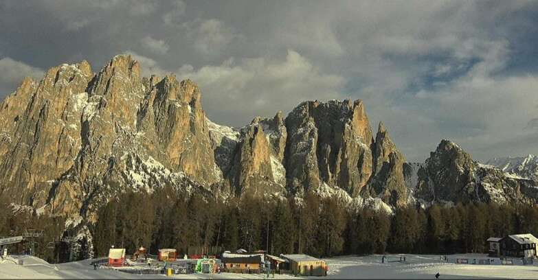 Webcam Vigo di Fassa-Pera-Ciampedìe - Vigo - dirupi di Larsech