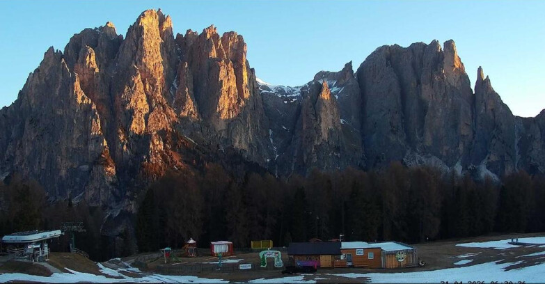 Webcam Vigo di Fassa-Pera-Ciampedìe - Vigo - dirupi di Larsech