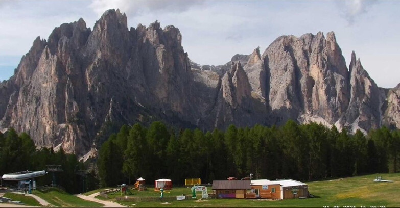 Webcam Vigo di Fassa-Pera-Ciampedìe - Vigo - dirupi di Larsech