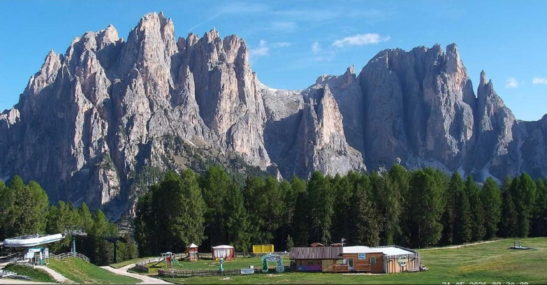Webcam Vigo di Fassa-Pera-Ciampedìe - Vigo - dirupi di Larsech