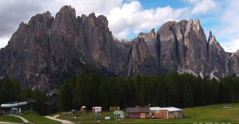 Webcam Vigo di Fassa-Pera-Ciampedìe - Vigo - dirupi di Larsech