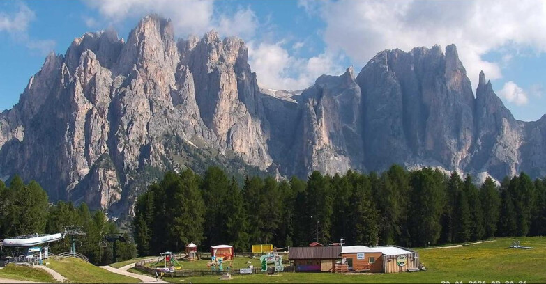 Webcam Vigo di Fassa-Pera-Ciampedìe - Vigo - dirupi di Larsech