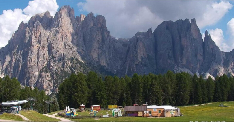Webcam Vigo di Fassa-Pera-Ciampedìe - Vigo - dirupi di Larsech