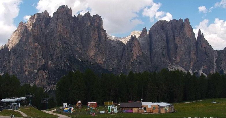 Webcam Vigo di Fassa-Pera-Ciampedìe - Vigo - dirupi di Larsech