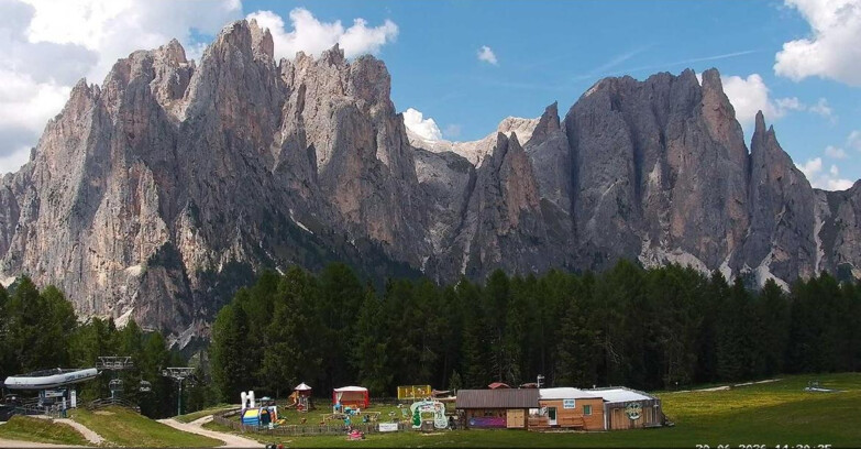 Webcam Vigo di Fassa-Pera-Ciampedìe - Vigo - dirupi di Larsech