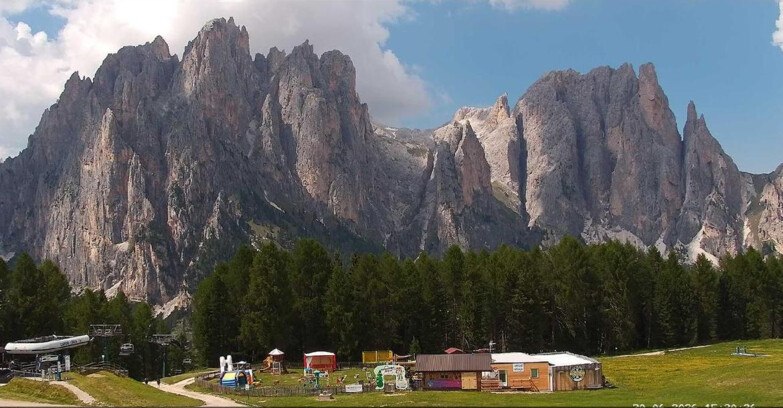 Webcam Vigo di Fassa-Pera-Ciampedìe - Vigo - dirupi di Larsech