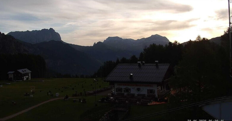 Webcam Vigo di Fassa-Pera-Ciampedìe - Vigo - Sassolungo und Pordoi